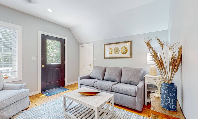 Vineyard Haven House | Perfectly located duplex with comfy layout & beach gear - steps from Main Street