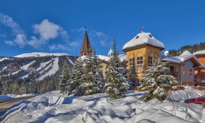 Sun Peaks House | Perfectly Located beautiful 4 bedroom townhouse