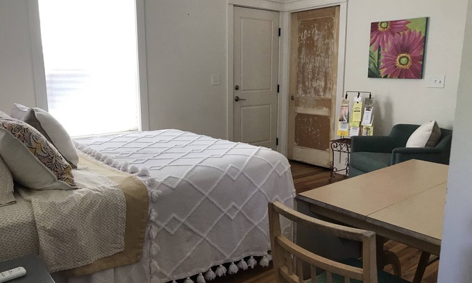 Tech Terrace Apartment | Perfectly located in the Tech Terrace UNIT area. Completely renovated.