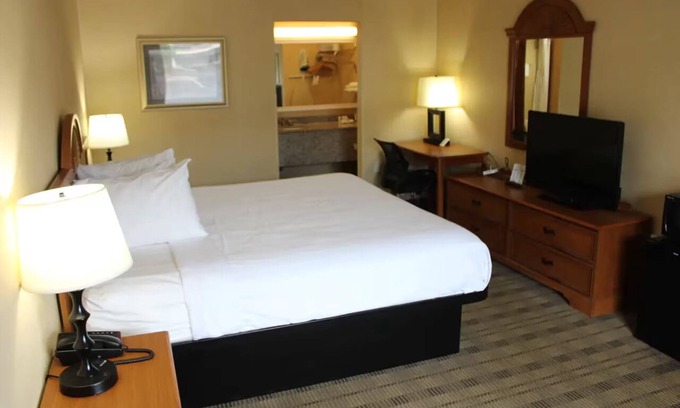 Lynchburg Hotel | Perfectly Located Room for Exploring Lynchburg’s Scenic Trails