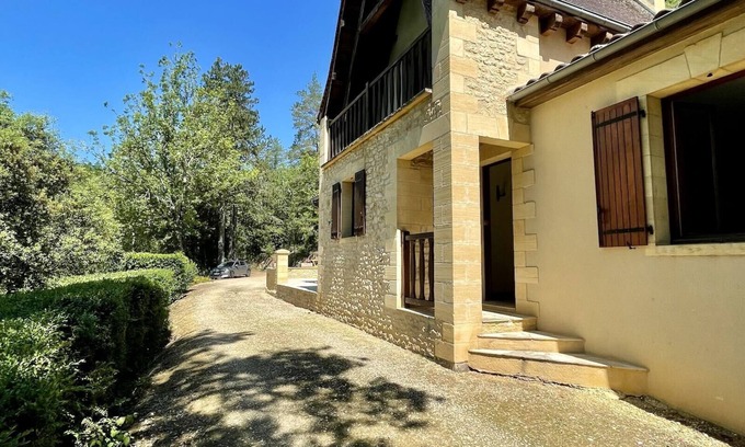 Vezac House | Périgourdine house with view of the castles