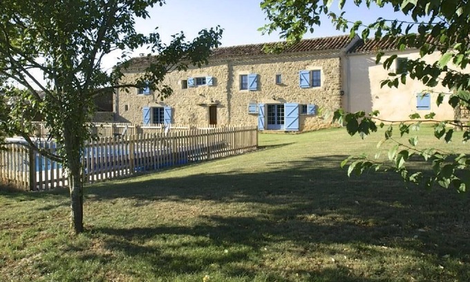 Villeneuve d'Aveyron House | Period Farmhouse, sleeps 12, large 12m x 6m pool, barn, big garden, courtyard