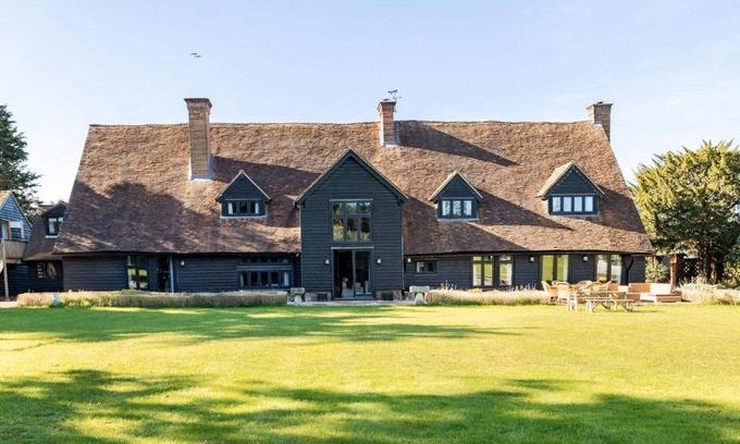 Bray on Thames Villa | Period Luxury Converted Barn Windsor/Maidenhead - Perfect for family groups