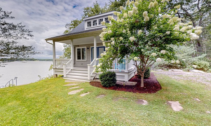 Westport Cottage | Periwinkle Cottage | Sunny cottage in Westport Island overlooking the river