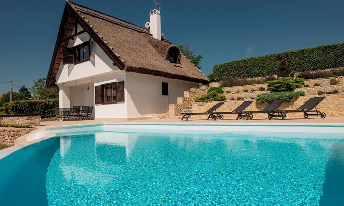 Csopak Villa | Perla Balaton - w/heated pool and lake view