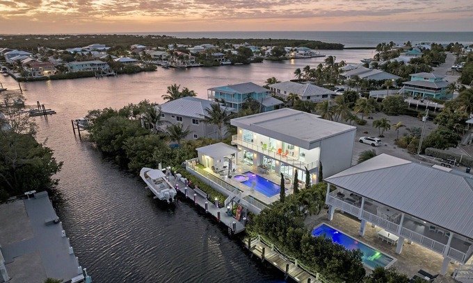 Marathon House | Perla Blanca 4 Bed 5 Bath kayaks pool boat dock