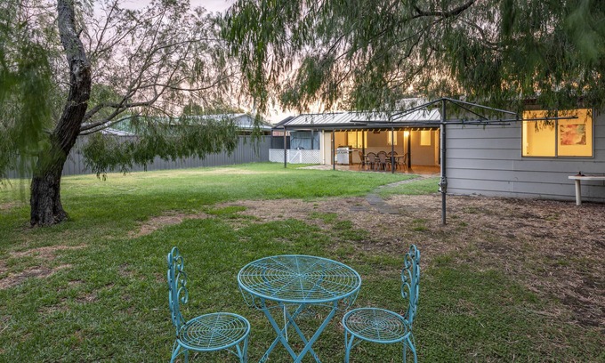 Dunsborough House | Peron Cottage by the Bay – huge backyard for your fur babies