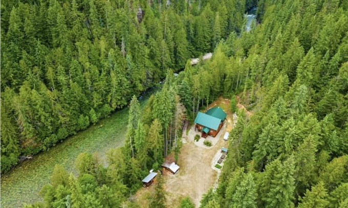 Malakwa Cabin | Perry River Lodge, a Riverside Retreat