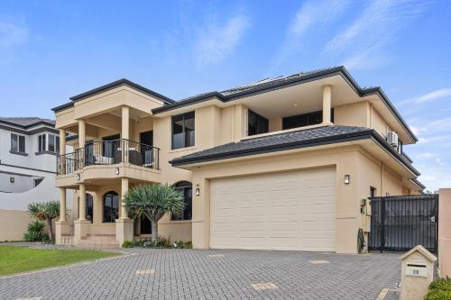 Dianella House | Perth 2-Story, Views, BBQ & More