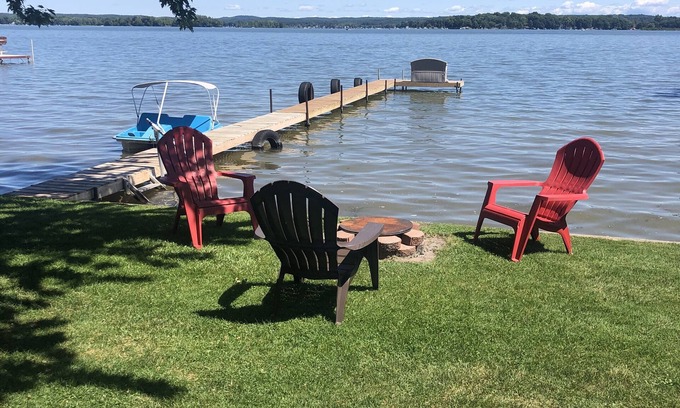 Shelbyville House | Pet And Family Friendly on Gun Lake close to state park,restaraunts and casino.