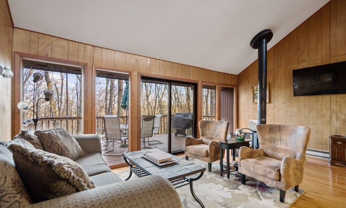 Berkeley Springs Cabin | Pet/Family Friendly, Hot Tub, Fireplace, Game Room
