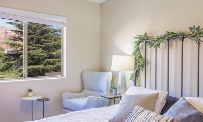 Oak Creek Condo | Pet & Family Friendly Near Hiking in the Red Rocks