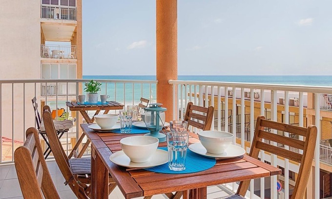 El Moncayo Apartment | Pet-Friendly Apartment 'Seaview Modern Beach' with Sea View