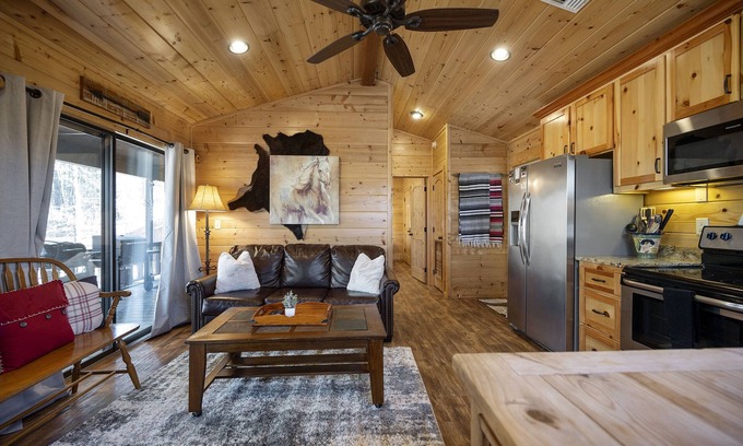 Broken Bow Cabin | Pet friendly 1 BR Cabin, Hot Tub, Fire Pit, Sleeps 4