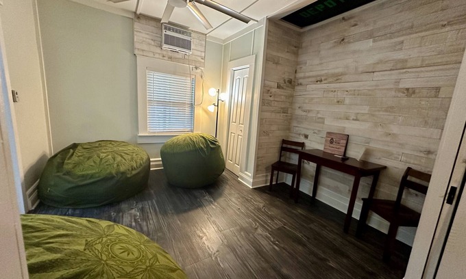 Gainesville Hotel | Pet friendly 1bd/1b unit with full kitchen