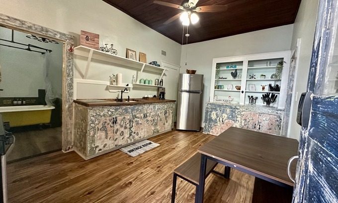 Gainesville Hotel | Pet friendly 1bd/1b unit with full kitchen and dining area