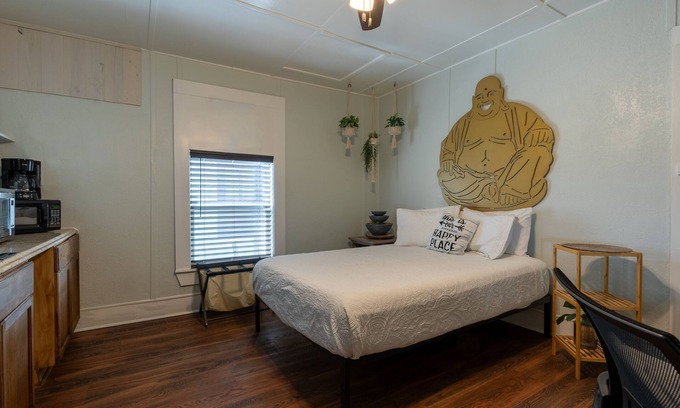 Gainesville Hotel | Pet friendly 1bd/1b unit with full kitchen