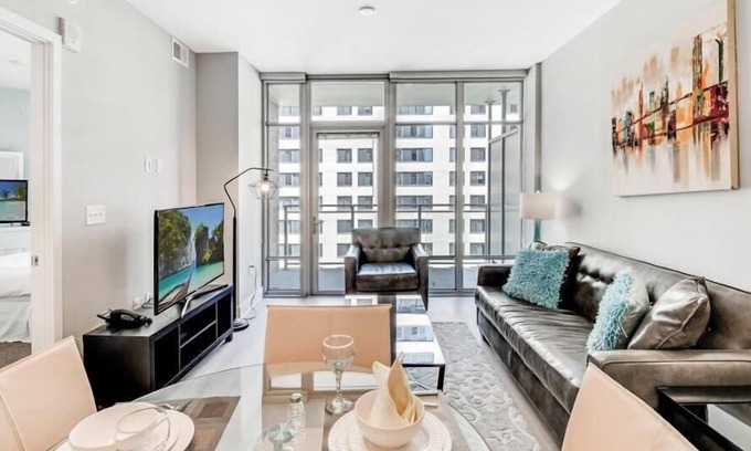 Woodmont Triangle Apartment | Pet-friendly 1BR Den w/Pool & Spa | nr Glen Echo Park