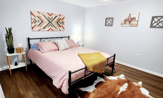 Hamilton Apartment | Pet-Friendly 1BR Suite, Walk to Quilt Co, Travel Nurse Ready, Wi-Fi + Kitchen