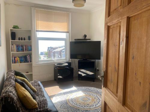 Ramsgate Apartment | Pet-Friendly 2-Bed Apt Sleeps 5 10 mins to Beach