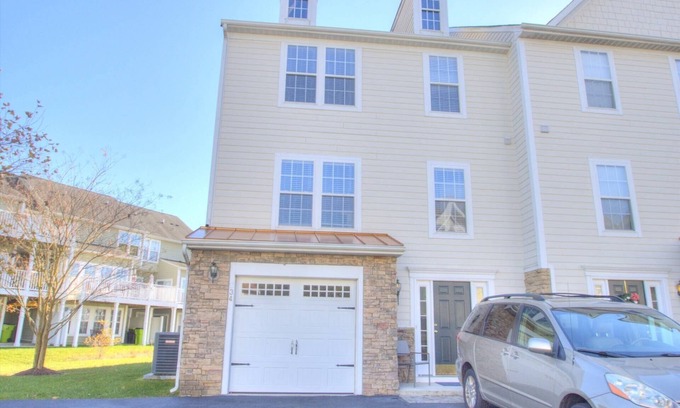 Ocean View House | Pet Friendly (~20lb), 4 BD Townhome, 10 Min to Beach, Near Pool, Tennis, Kayak, and Free Activities!