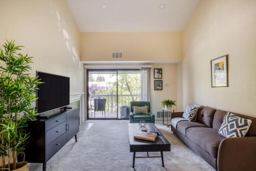 Centerville Apartment | Pet Friendly 2BR in Fremont with Parking