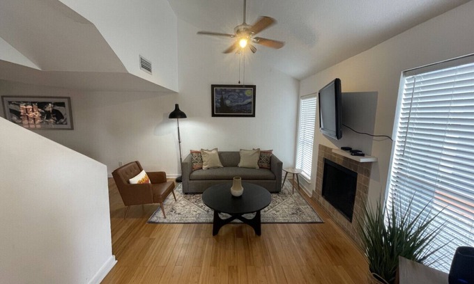 Bouldin House | Pet Friendly 2BR Near DT Austin with Parking!