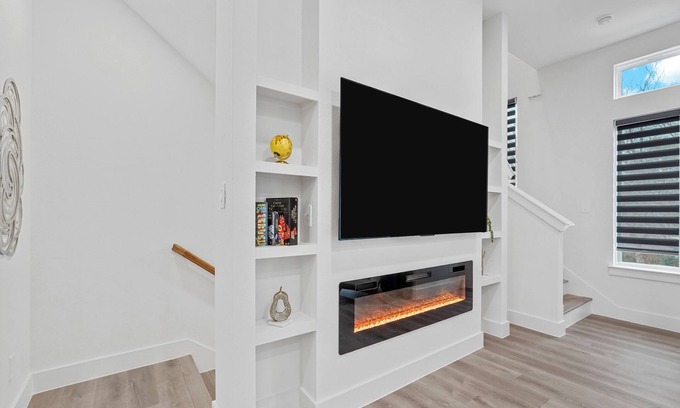 Dallas House | Pet-Friendly- 2BR Private Baths- Stylish Stay