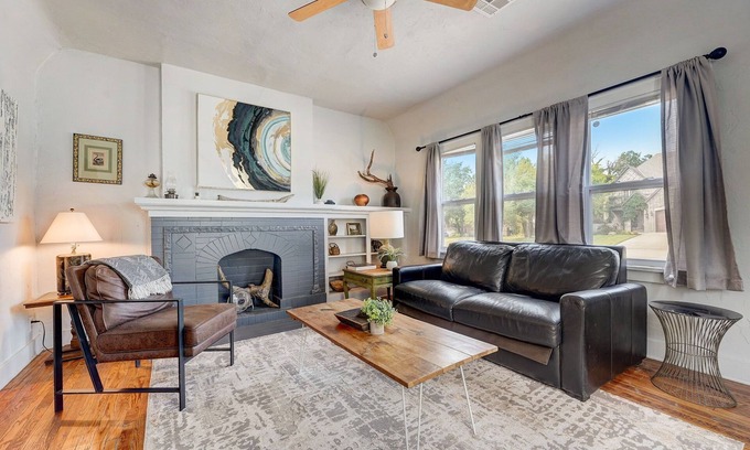 Central Oklahoma City Apartment | Pet-friendly 2BR | 15 mins to OKC State Fair | Near Plaza & Paseo Arts District with free parking #31