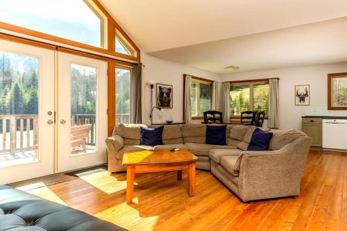 East Kootenay House | Pet Friendly 3 Bdrm Home with Hot Tub by StayIn