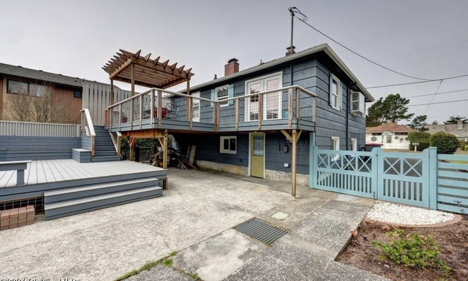 Seaside House | Pet friendly 3 Bedroom Cottage - 5 blocks to beach access