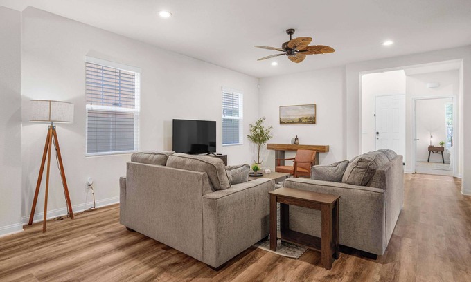 Riverpark House | Pet-Friendly, 4 bdrm Riverpark Gem (30+ Day Stays)