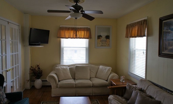 North End Apartment | PET FRIENDLY 4 BEDROOM 2 BATH 1/2 BLOCK TO BOARDWALK!