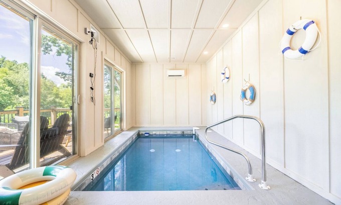 Sevierville Cabin | *Pet-friendly 4BD w/POOL! Hot Tub + Near Lake!*