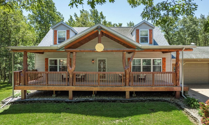 Lyndon Station Cabin | Pet-Friendly 5BR 3.5BA Cabin on 6-acres Sleeps 15, Game Room, Deck, Dells 10min