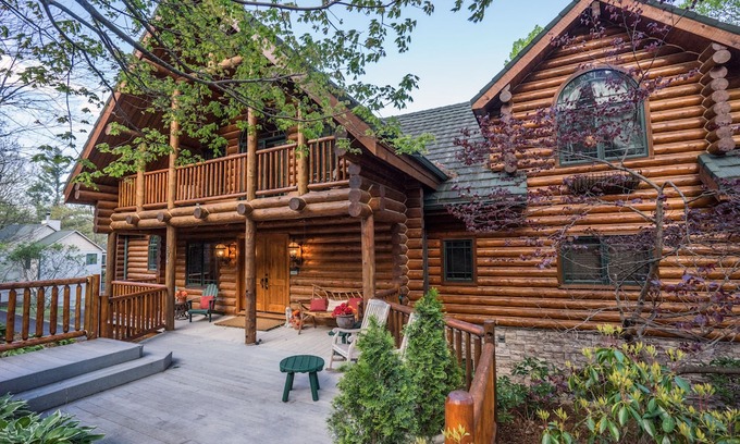 Blowing Rock House | Pet Friendly, 6 BR, BEAR LODGE sleeps 12+ Lovely and huge! August is AVAILABLE