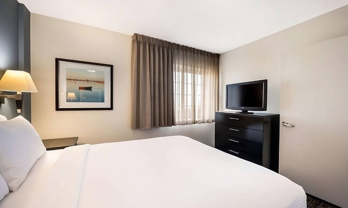 Warrenville Hotel | Pet-friendly Accommodation in Northern Chicago w/Full Kitchens - Self Parking