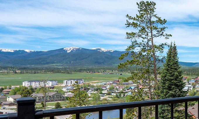 Fraser Condo | Pet Friendly! Amazing Views of Byers Peak, Private Garage, Washer/Dryer