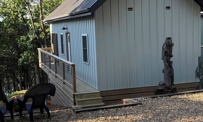 Eagle Rock Cabin | PET FRIENDLY AND BRAND NEW! walk-down to water sleeps 6 quiet cove near marina