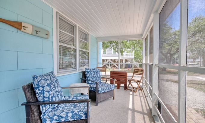Surfside Beach House | Pet friendly beach cottage short walk to beach