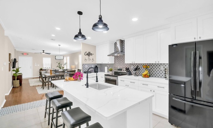 Dunedin Cottage | Pet Friendly! Beaches, Breweries & Blue Jays – DT Dunedin, Near Marina & Trail!