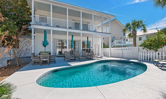 Crystal Beach House | PET FRIENDLY BEAUTIFUL BEACH HOME | PRIVATE HEATED POOL | GOLF CART & WALK2BEACH