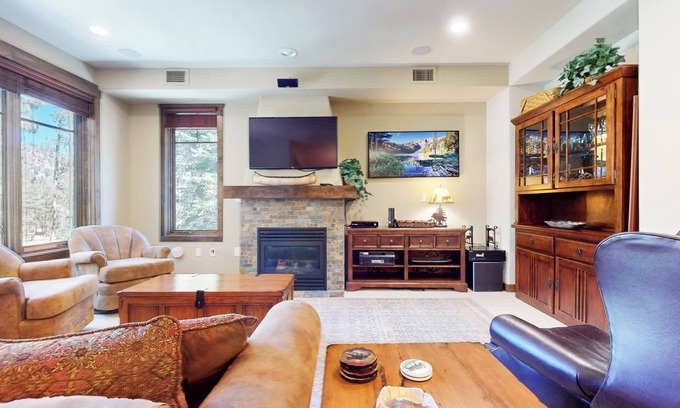 Woodwinds Condo | Pet-Friendly Bright Home on Golf Course. Gas Grill, Washer/Dryer & Hot Tub