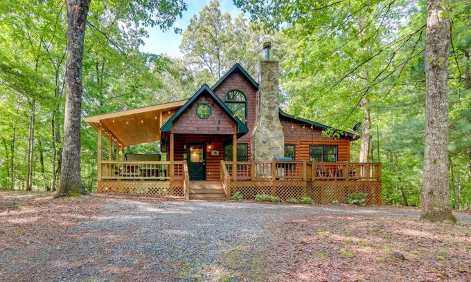 Mineral Bluff House | Pet-Friendly Cabin with Hot Tub in Mineral Bluff!