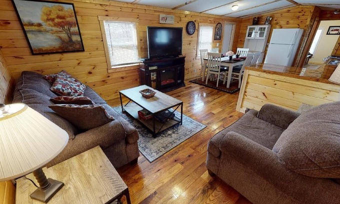 Nelsonville Cabin | Pet Friendly Cabin near Hocking Hills with hot tub in Nelsonville Ohio