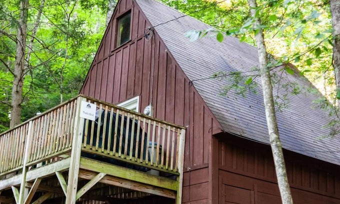 Keslers Cross Lanes Ski Chalet | Pet Friendly Cabin in the Woods!