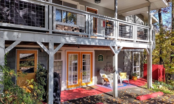 Kenilworth Ski Chalet | Pet-Friendly Chalet, Tucked in the Trees and only 3 Minutes to Downtown!