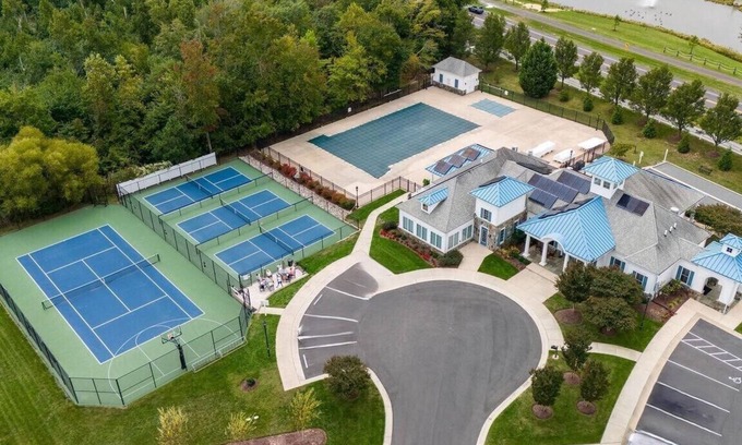 Sawgrass South House | Pet Friendly Clean/Airy Resort Style 3BR Townhouse w/Community Pools, Gym, and Parking