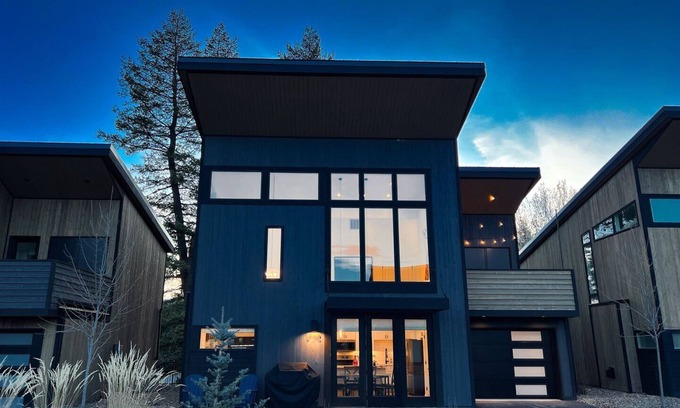Whitefish House | Pet Friendly, Community Center, Pool/Hot Tub, 3 Bed/4 Bath, Sleeps 10, Amazing Views