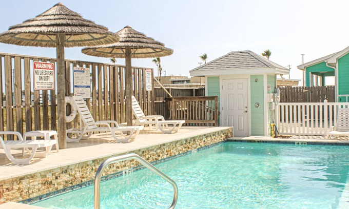Corpus Christi Condo | Pet-Friendly Condo w/Pool, Private Patio, Washer & Dryer + Work Space!